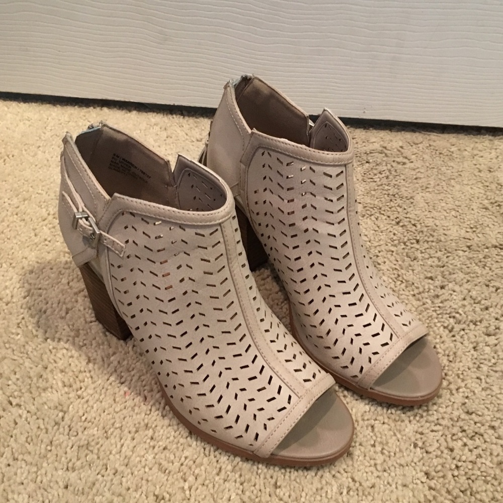 Daisy Fuentes Ankle Booties